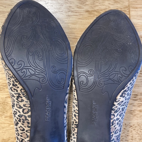 Lovely Kenneth Cole Reaction leopard print, peep toe, wood stacked heels - Picture 8 of 9